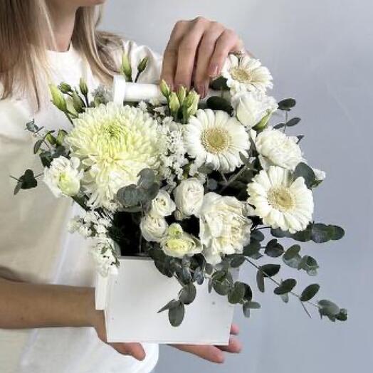 White box with chrysanthemum festivals and cloves