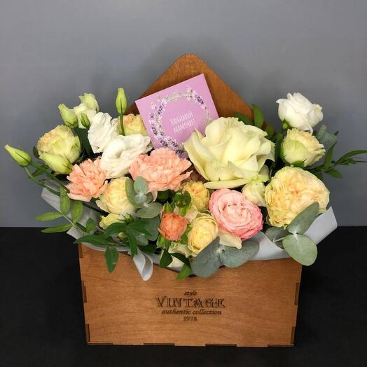 Композиция в деревянном конверте в составе розы, гвоздика, кустовая роза, лизиантус, эвкалипт