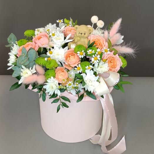 Bouquet of chrysanthemum rose in a hat box
