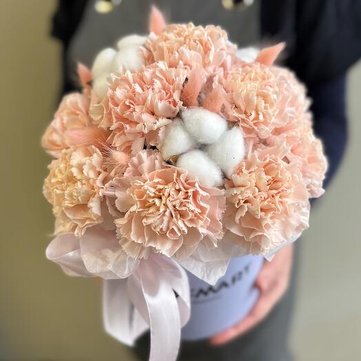 The composition of the diatus with cotton in a hat box