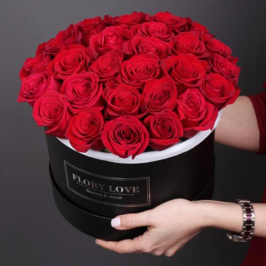 33 красные розы в черной шляпной коробке