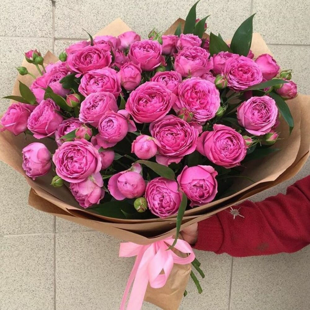 11 пионовидных роз