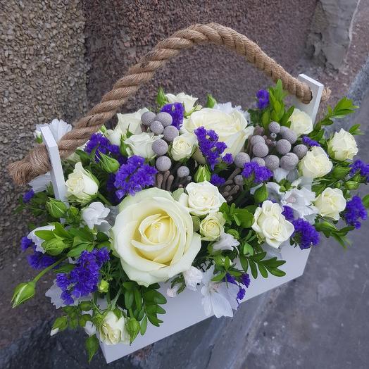 Композиция в ящике «Made in France», с белой розой и синей статицей