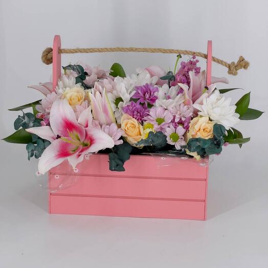 Деревянный ящик кашпо с цветами