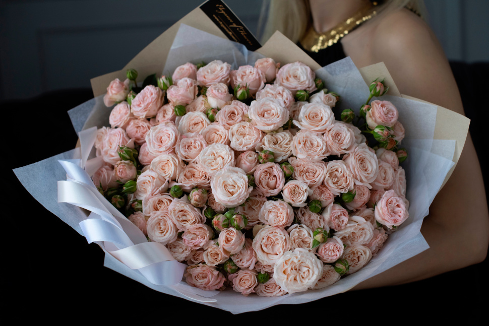 15 пионовидных роз