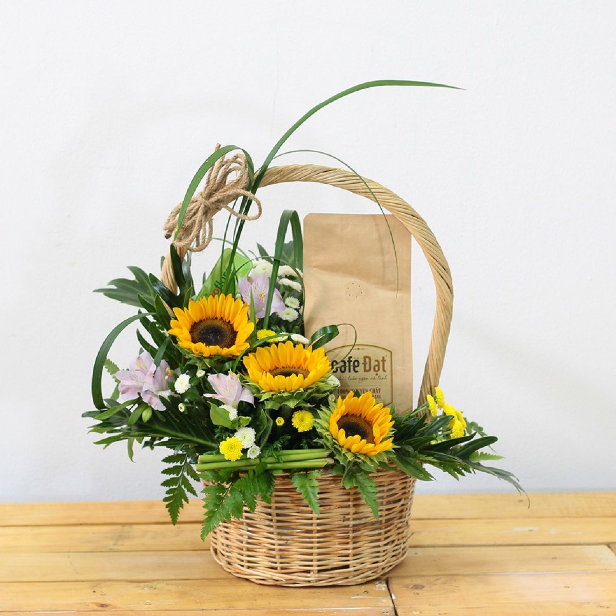 Нежная композиция в корзине 🌹