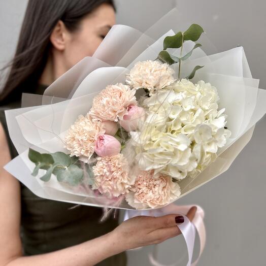 Нежный букет Роза кустовая пионовидная диантус гортензия
