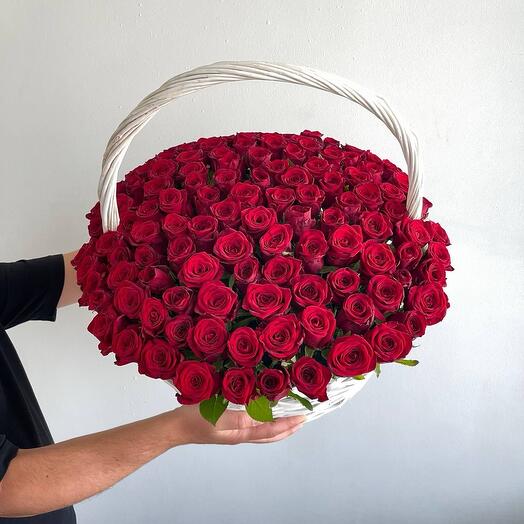 Большая корзина из 117 красных роз