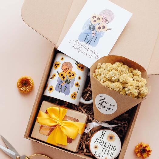 Подарочный набор любимой бабушке с цветами, кружкой, конфетами и пряником