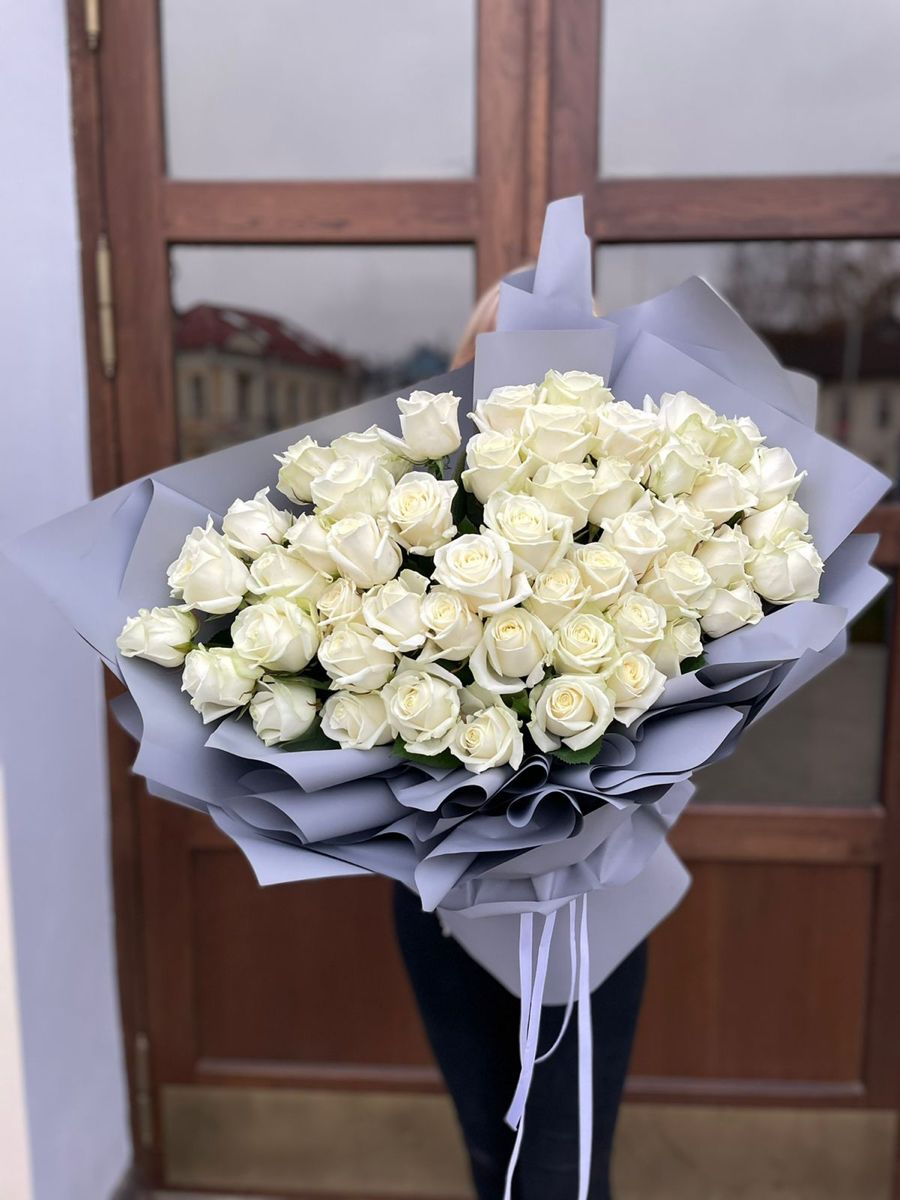 25 белых роз