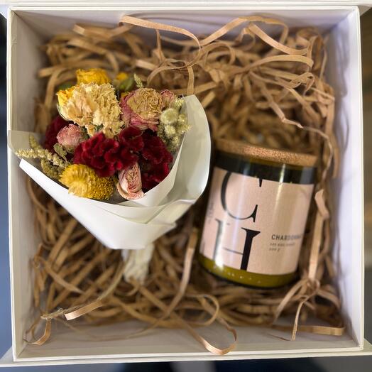 Gift set with handmade candles and a bouquet of dried flowers