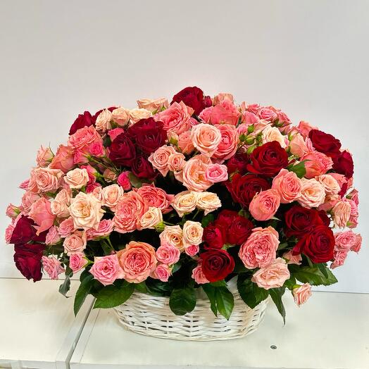 Корзина с цветами 51 кустовая роза