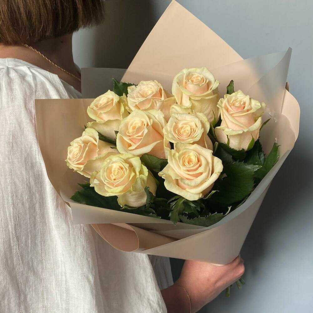 9 кремовых роз
