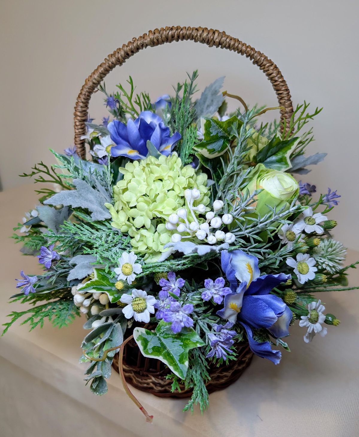 Свежий букет в корзине 🌿
