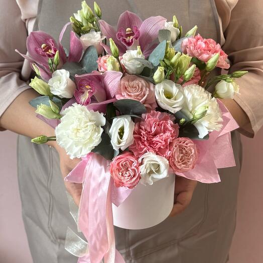 Цветы в коробке с орхидеями эустомой и диантусами