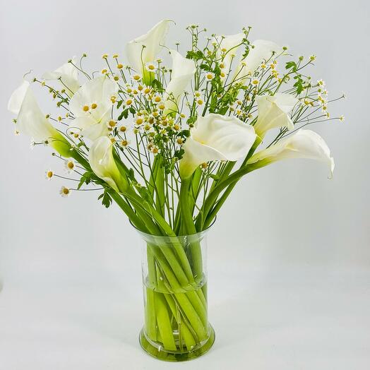 Букет цветов калл с полевыми ромашками без упаковки