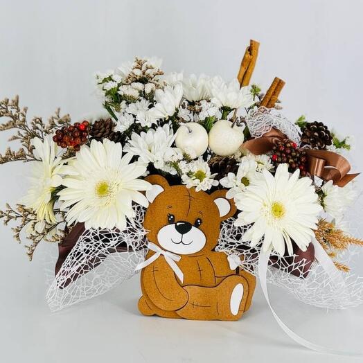 Кашпо медвежонок с цветами шишками и рябиной