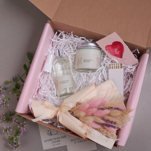 Gift set for the wife, mothers for the day of the family: soy candle, spray for textiles and a bouquet of dried flowers with lavender
