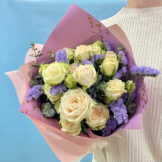 Букет из кустовой розы и статицы