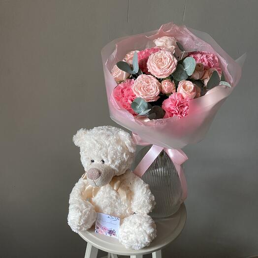 Набор: нежный букет и плюшевый мишка