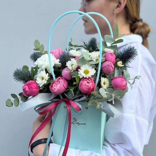 Сумочка «Отличница» (пионовидная роза, сантини, эрингиум, диантусы и эвкалипт)