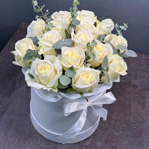 Белые розы с эвкалиптом в коробке