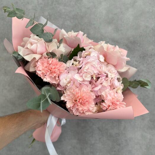 Букет из розовых гортензий, французских роз Пинк Мондиали розовых диантусов