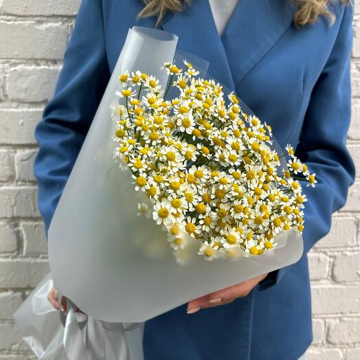 Букет с кустовыми ромашками
