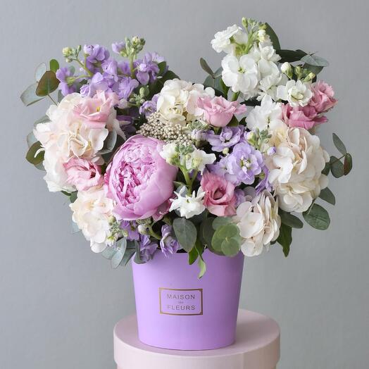 Цветы в коробке «Лавандовый раф» с пионом Сара Бернар | Букет 194 Bottega dei Fiori