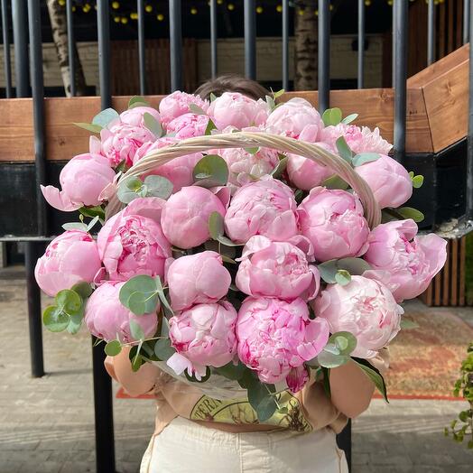 Корзина с пионами