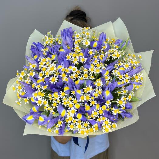 Букет из ирисов и ромашек