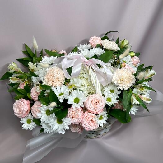 Светлая корзина с цветами