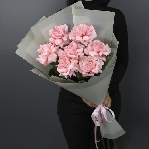 7 розовых эквадорских роз "Би Свит" в дизайнерской упаковке