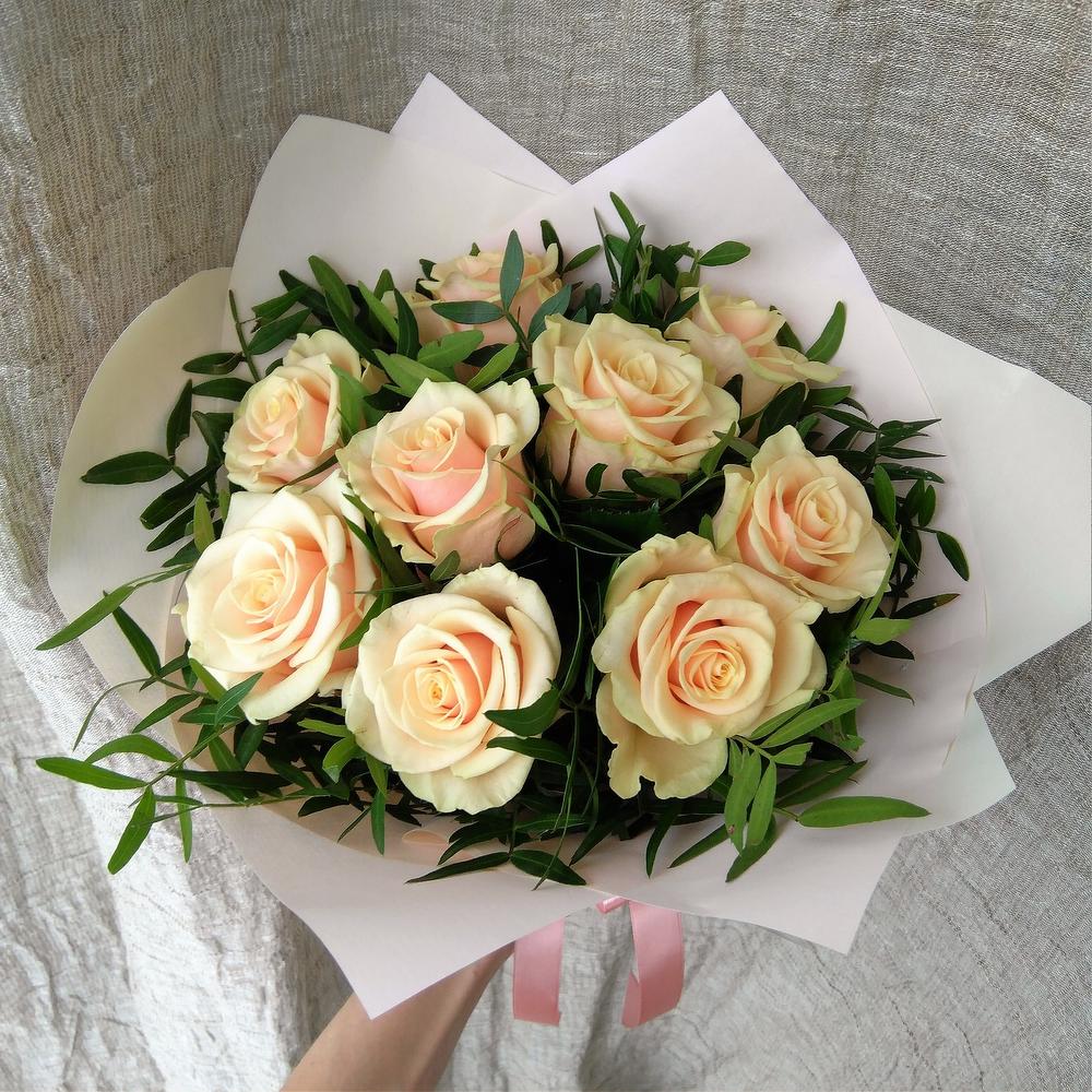5 cream roses