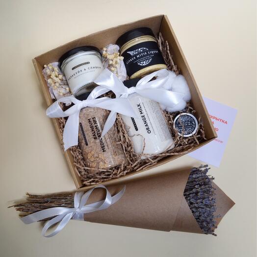 Lavender and a bath set with candles