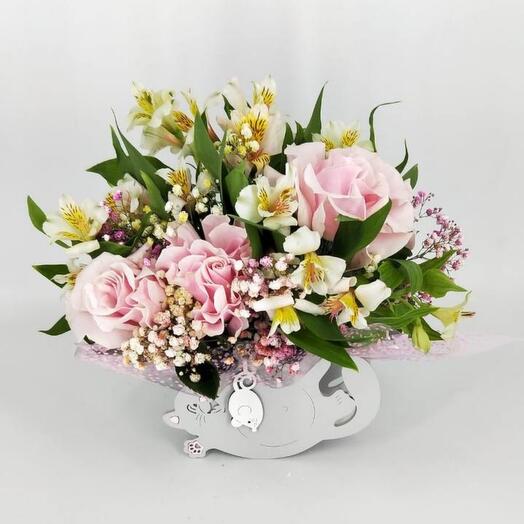 Букет цветов в кашпо котик