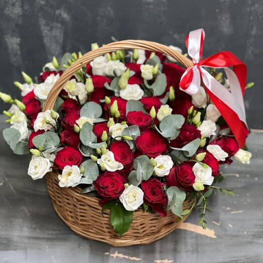 Корзина с красными розами и Эустомой
