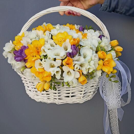 101 фрезии в корзине