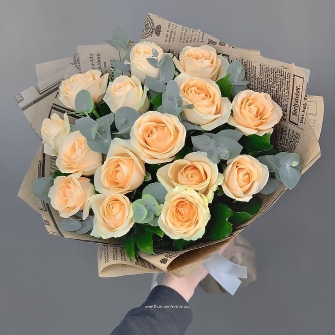 5 кремовых роз