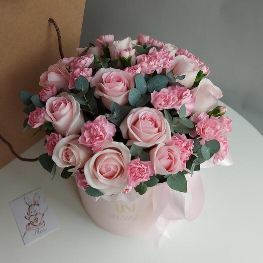 A delicate bouquet with 13 pink roses, diatus and eucalyptus in a hat box. Invaza