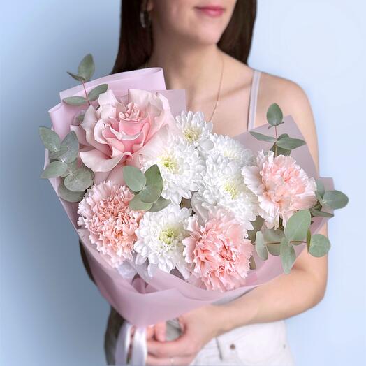 Милый букет комплимент французская роза, хризантема, диантус и эвкалипт