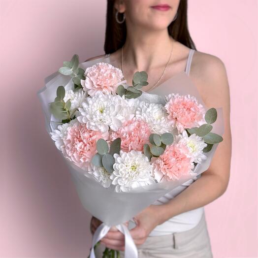 Воздушный нежный букет кустовая хризантема, розовый диантус и эвкалипт