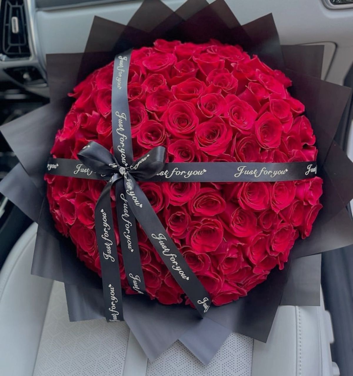 Festive bouquet of 101 roses 🎉