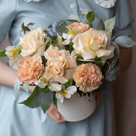 Композиция с французскими розами в коробке «Вечер в саду»