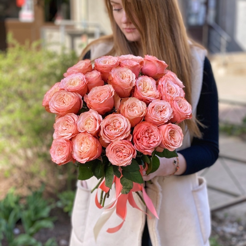 21 пионовидных роз