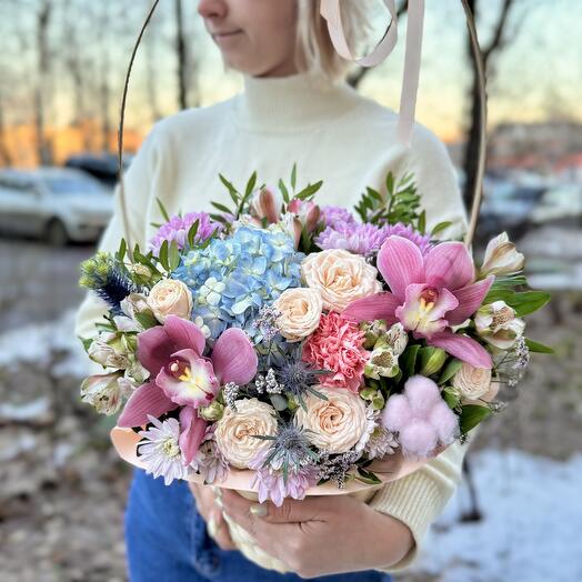 Авторская корзина с живыми цветами