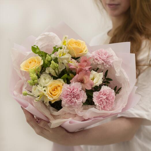 Букет из персиковых роз и розовых гвоздик "Амели"