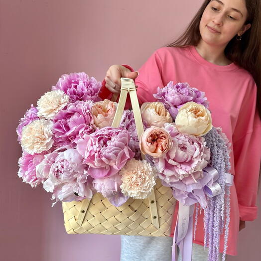 Premium basket with "unicorn flowers" based on peonies and roses of David Austin 🦄