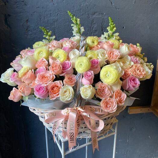 Корзина с розами ранункулюсами