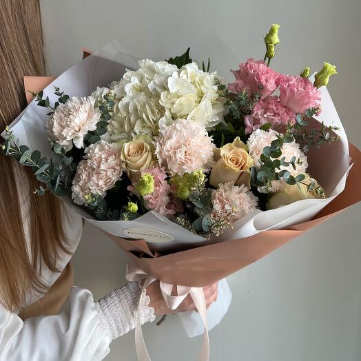 Hydrangea, eastoma and roses in the bouquet "Nyud"
